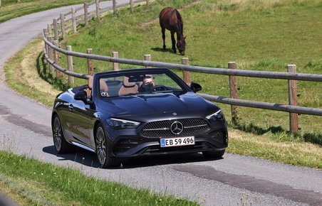 Mercedes-Benz CLE kører i sving ved hestefolde