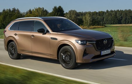 Mazda CX-80 set forfra, mens den kører på vej