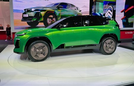 Grøn Citroën C5 Aircross i profil.