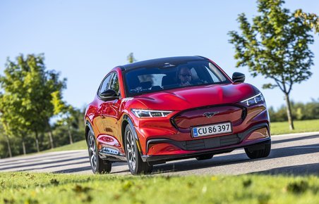 Rød Ford Mach-E set forfra