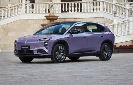 Lilla Hongqi EHS7 skråt forfra.