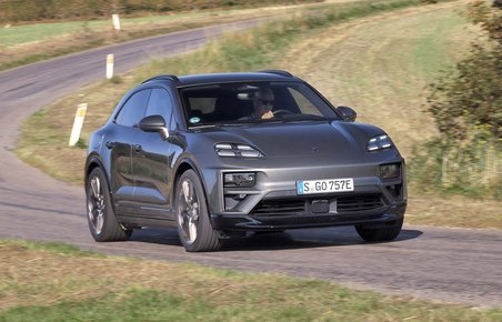 Porsche Macan kører i et sving