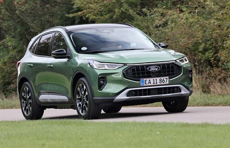 Grøn Ford Kuga kører på landevej