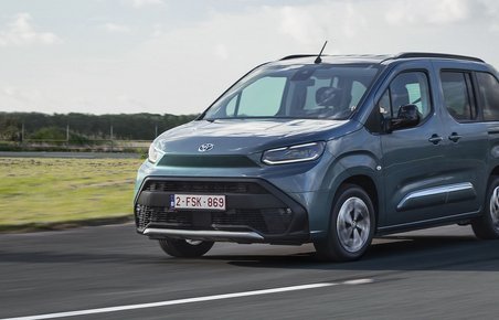Toyota Proace City Verso set forfra på vej