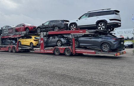 Nye biler på autotransporter.