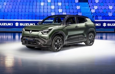 Suzuki e-Vitara forfra på isstadium.