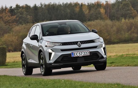 Renault Captur kører på landevej med træer i baggrunden