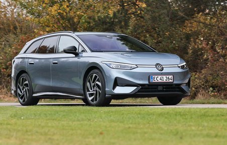 VW ID.7 Tourer kører på vej med træer i baggrunden