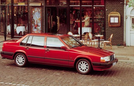 Volvo holder parkeret foran en café tilbage i 1990. 