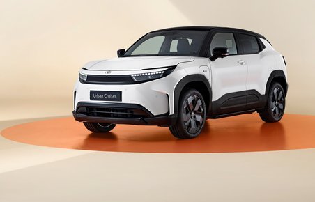 Hvid Toyota Urban Cruiser skråt forfra.