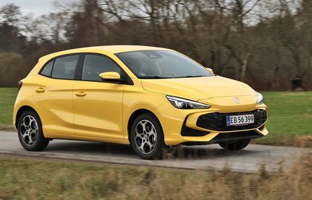 En MG 3 Hybrid set forfra, mens den kører på en vej
