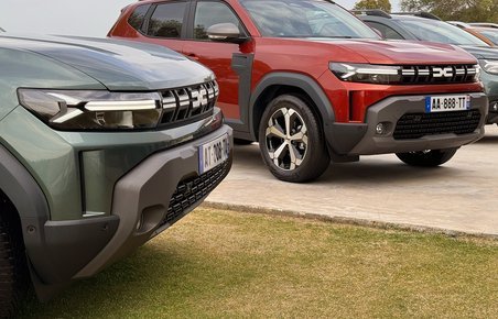 To Dacia Duster tæt på.