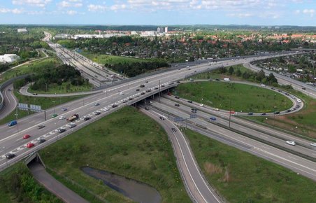 Luftfoto af motorvejskryds.