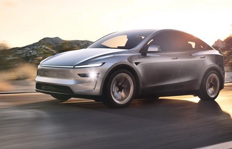 Tesla Model Y facelift 2025 set forfra på landevej skudt i modlys