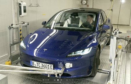 Tesla Model 3 i et laboratorium. 