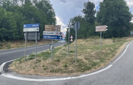 Håndholdt mobil i bilen straffes nu med bøde op til 1.000 euro i Italien