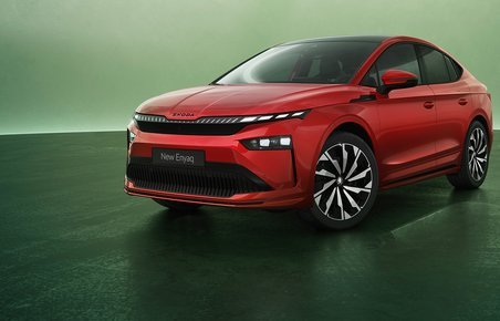 Rød Skoda Enyaq skråt forfra.