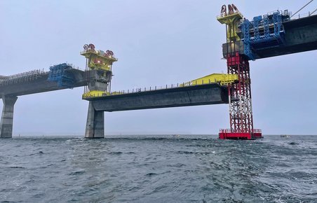 Broelement hejs op fra havet til brotårne.