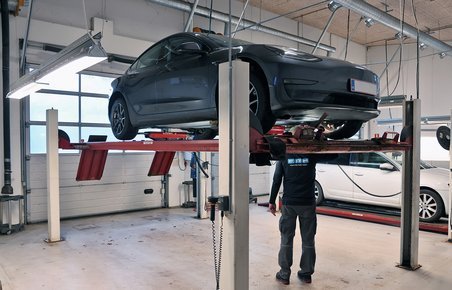 Tesla Model 3 på lift i synshal
