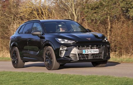 SUV'en Cupra Terramar kører på landevej med træer i baggrunden