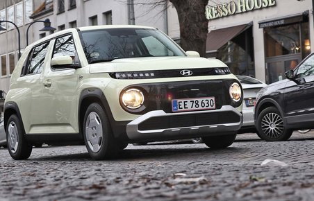 Hyundai Inster kører på gade belagt med brosten