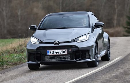 Toyota GR Yaris kører på en snoet landevej