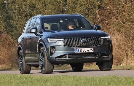 Volvo XC90 set forfra kører på landevej med buske i baggrunden