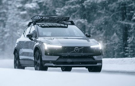 Volvo XC30 Cross Country set forfra, mens den kører på snedækket vej med træer i baggrunden