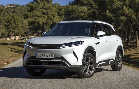 BYD Atto 2 elbil holder foran træer og græsplæne