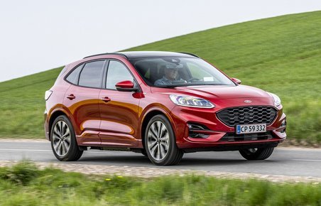 Rød Ford Kuga set fra siden på landevej