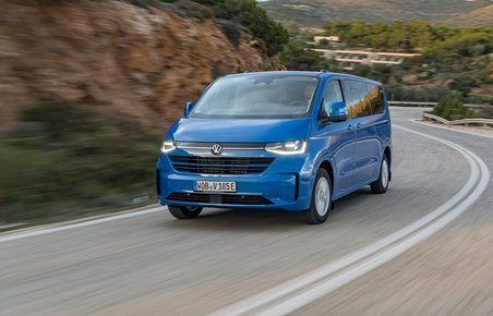 VW e-Caravelle set forfra, mens den kører op ad bjergvej