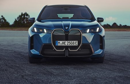 BMW iX lige forfra på asfalt.