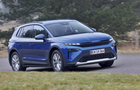 Blå Skoda Elroq set skråt forfra kører på landevej