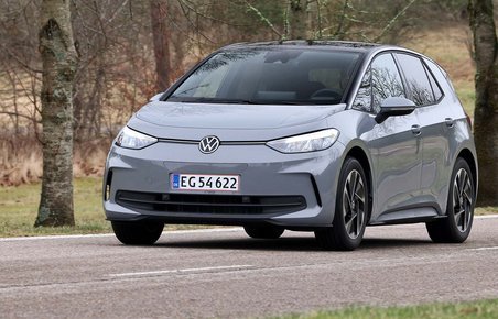 VW ID.3 set forfra, mens den kører på vej med træer i baggrunden