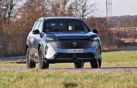 Peugeot E-5008 set forfra, mens den kører på en landevej