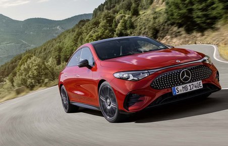 Mercedes CLA kører i sving på bjergvej