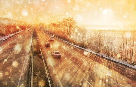 Biler på tysk Autobahn i lav vintersol