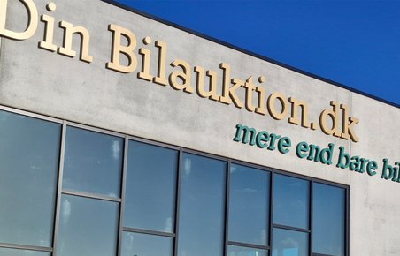 Facade af Din Bilauktions lokaler