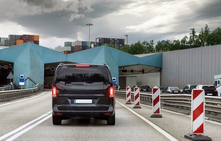 Sort bil ved Elbtunnel i Hamborg