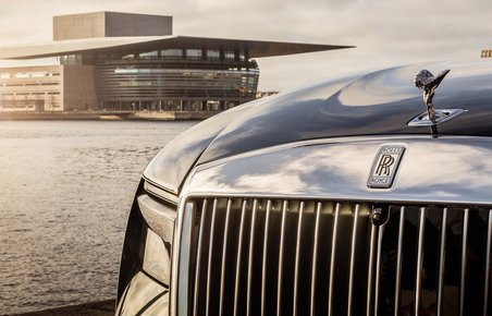 Rolls-Royce fotograferet foran Operahuset i København