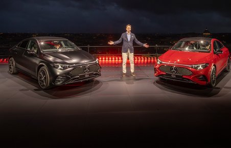 Mand på scene mellem sort og rød Mercedes CLA