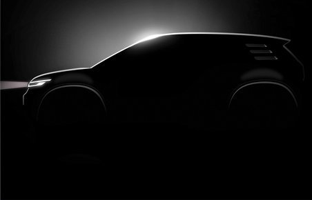 Lille SUV i profil og helt mørk.