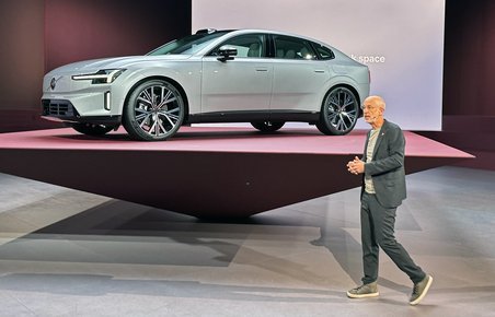 Volvo ES90 på platform med mand nedenfor