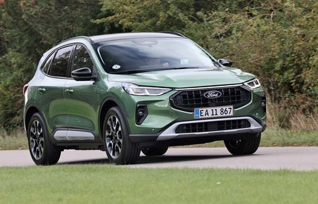 Grøn Ford Kuga set fra forfra