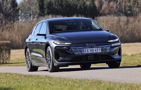 Audi A6 Avant e-tron set skråt forfra kører på landevej
