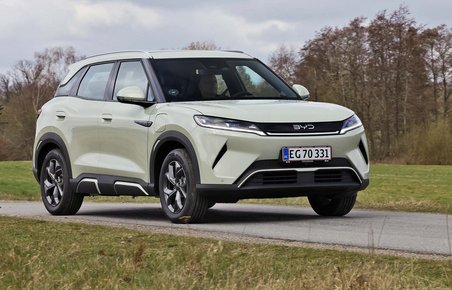 BYD Atto 2 set forfra, mens den kører på en landevej