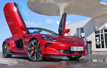 MG Cyberster med åbne døre holder foran legendarisk tankstation