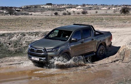 Toyota Hilux kører ud i vand