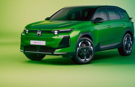 Grøn Citroën C5 Aircross på grøn baggrund.