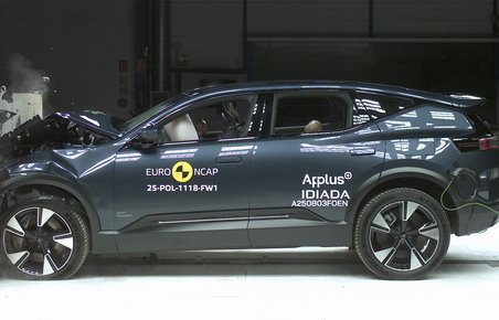 Crashtest af blå bil set fra siden